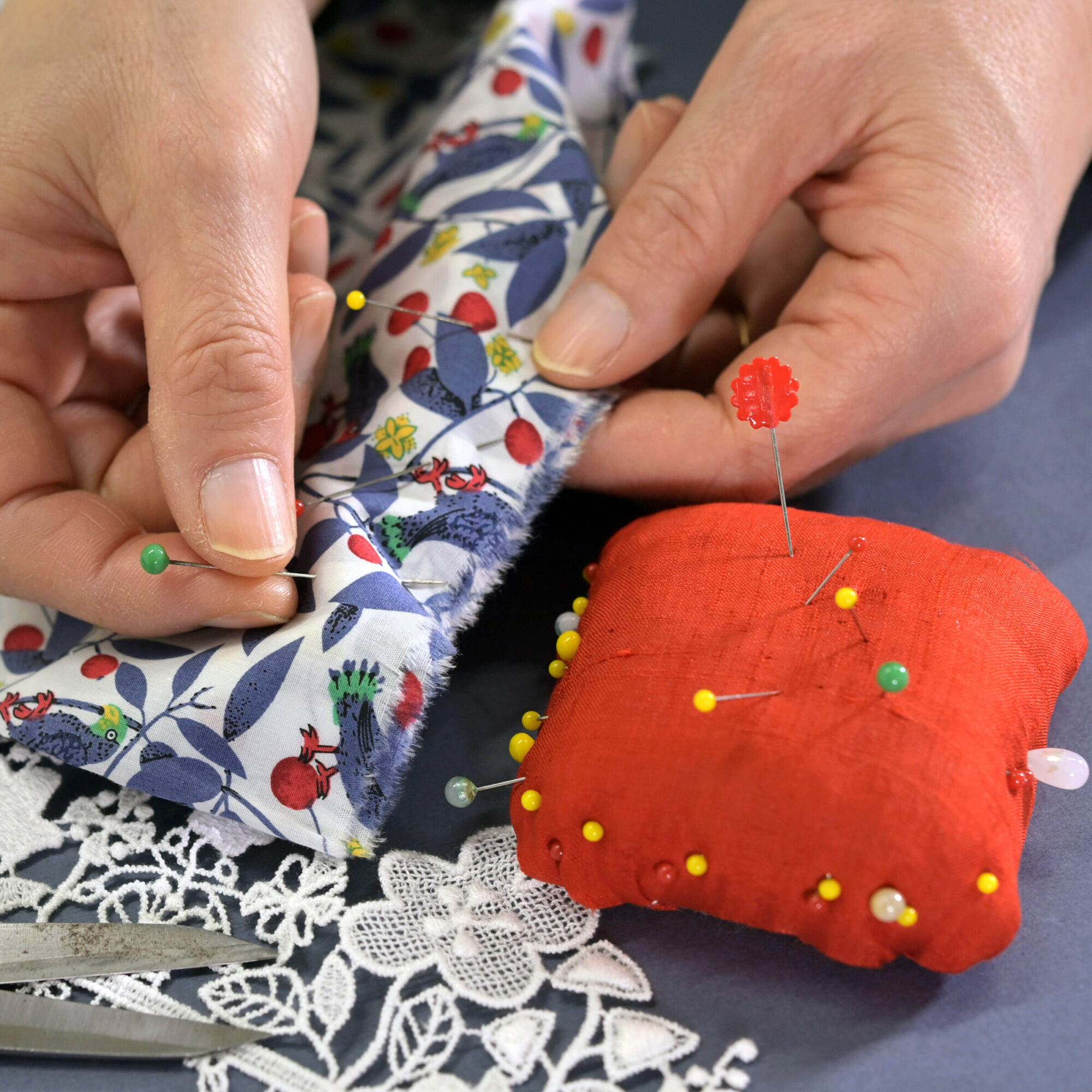 『装いの翼　花と鳥と』　行司千絵作品展